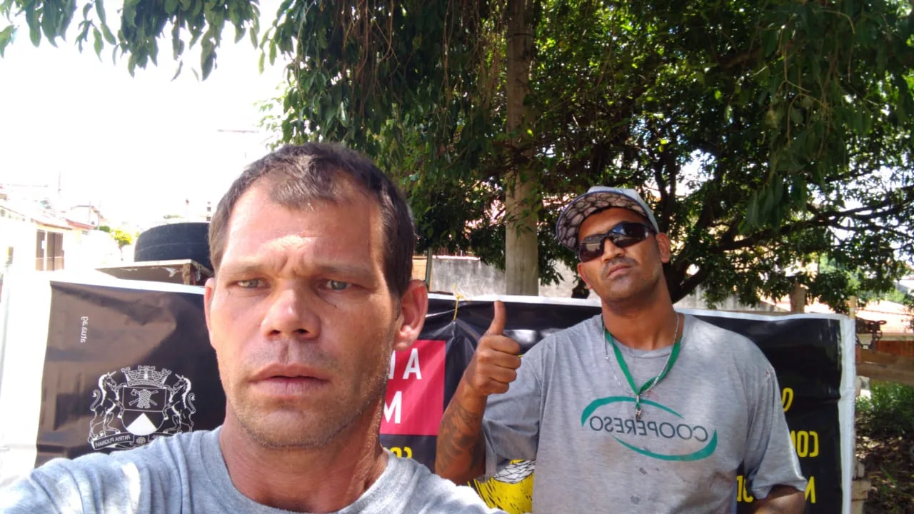 Cooperados em atividade de trabalho e limpeza ambiental