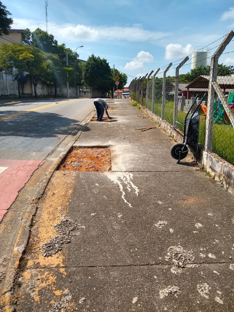 Atividade de manutenção de espaços urbanos realizada por equipe de trabalho